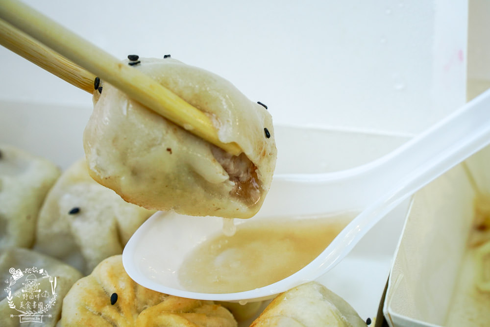 高雄必吃上海生煎湯包!超誇張!連平日都大排長龍的銷魂生煎湯包?油豆腐細粉湯意外特別~