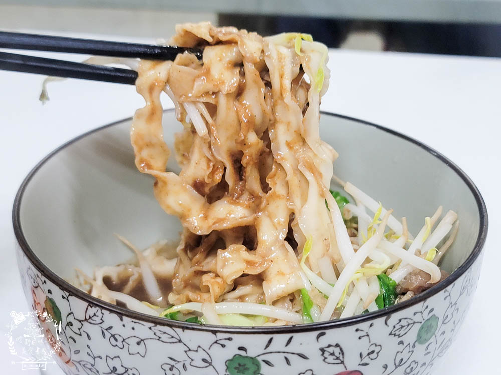 高雄不二麵館經武店|CP值爆高的60元牛肉麵超多塊牛肉啊!北京炸醬麵香鹹超銷魂~