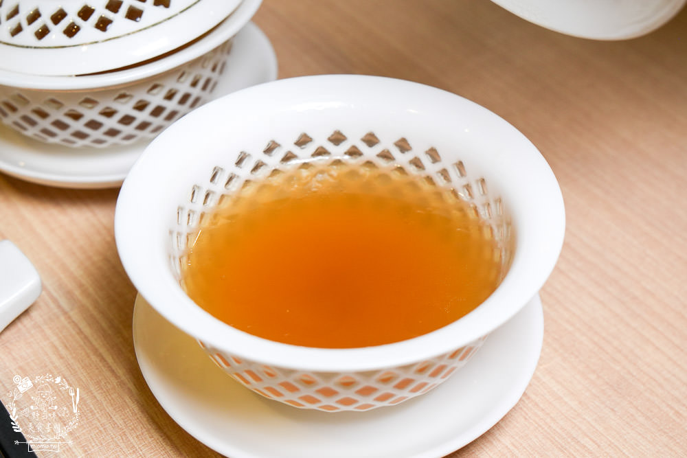 高雄[両鍋極上鍋物]隱藏在承億酒店的高級火鍋!活體龍蝦盛合上桌超霸氣!當日壽星生日幾歲送幾隻蝦