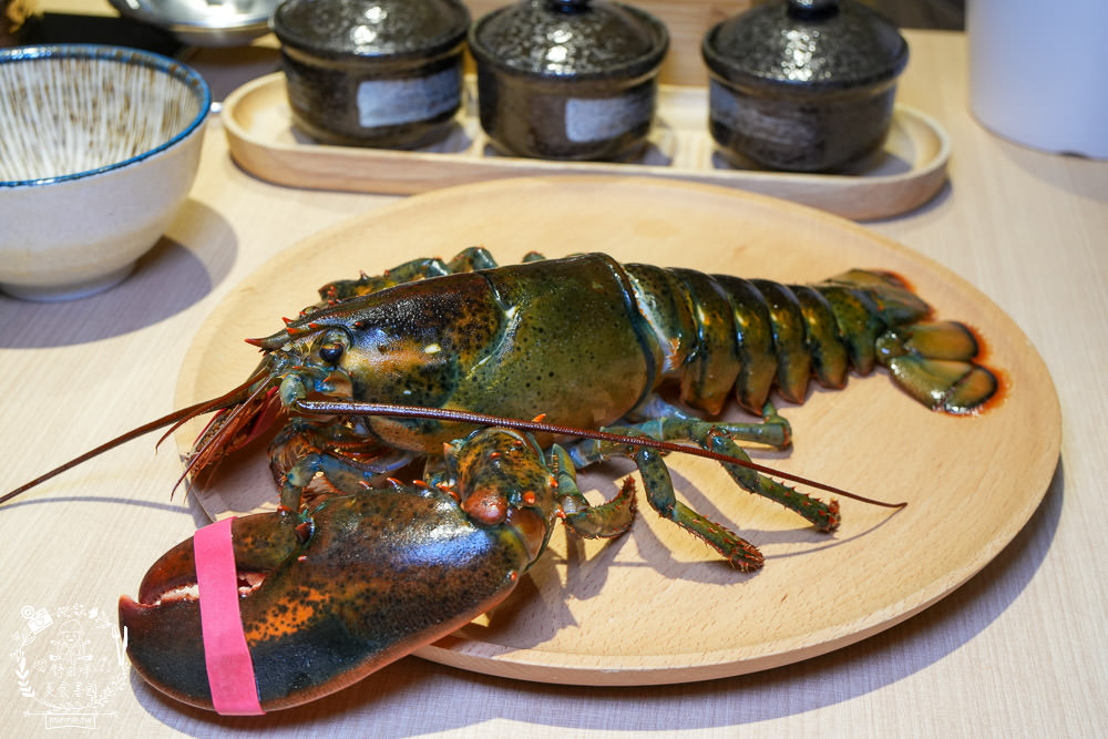 高雄[両鍋極上鍋物]隱藏在承億酒店的高級火鍋!活體龍蝦盛合上桌超霸氣!當日壽星生日幾歲送幾隻蝦