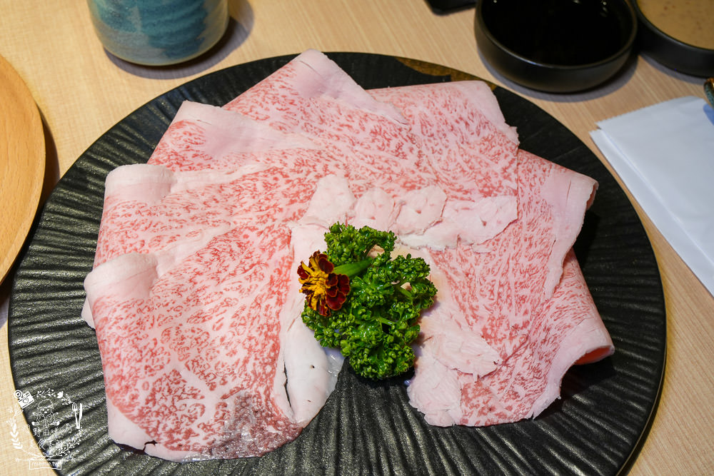 高雄[両鍋極上鍋物]隱藏在承億酒店的高級火鍋!活體龍蝦盛合上桌超霸氣!當日壽星生日幾歲送幾隻蝦