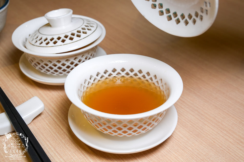 高雄[両鍋極上鍋物]隱藏在承億酒店的高級火鍋!活體龍蝦盛合上桌超霸氣!當日壽星生日幾歲送幾隻蝦