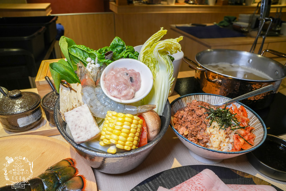 高雄[両鍋極上鍋物]隱藏在承億酒店的高級火鍋!活體龍蝦盛合上桌超霸氣!當日壽星生日幾歲送幾隻蝦