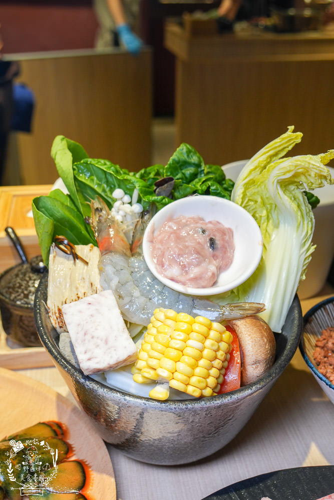 高雄[両鍋極上鍋物]隱藏在承億酒店的高級火鍋!活體龍蝦盛合上桌超霸氣!當日壽星生日幾歲送幾隻蝦