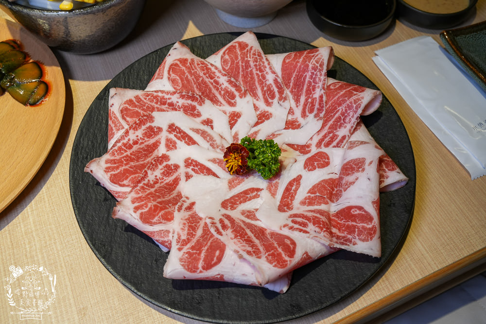 高雄[両鍋極上鍋物]隱藏在承億酒店的高級火鍋!活體龍蝦盛合上桌超霸氣!當日壽星生日幾歲送幾隻蝦