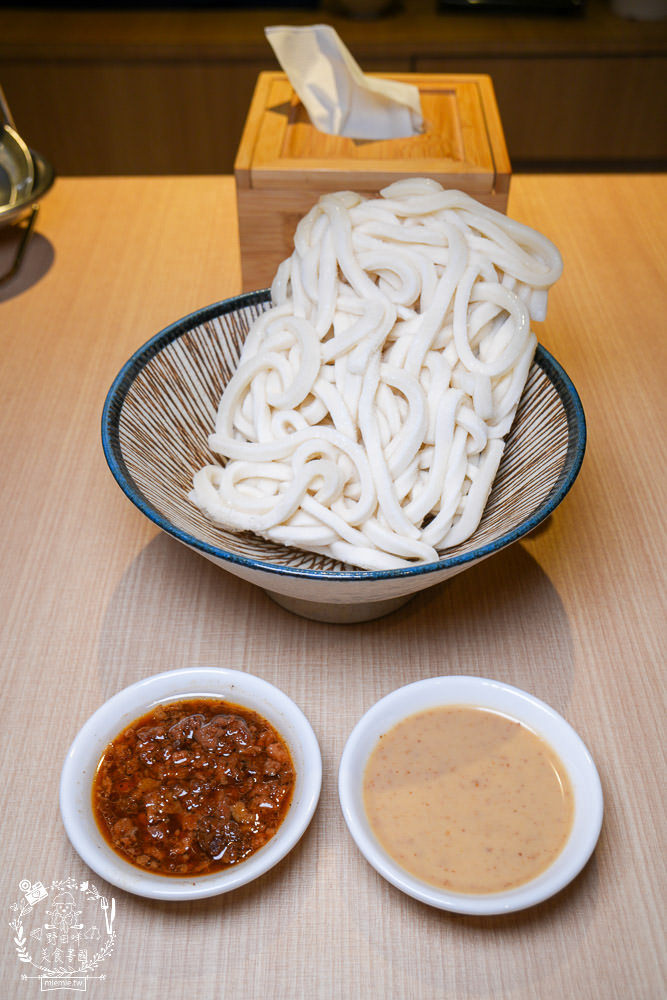 高雄[両鍋極上鍋物]隱藏在承億酒店的高級火鍋!活體龍蝦盛合上桌超霸氣!當日壽星生日幾歲送幾隻蝦