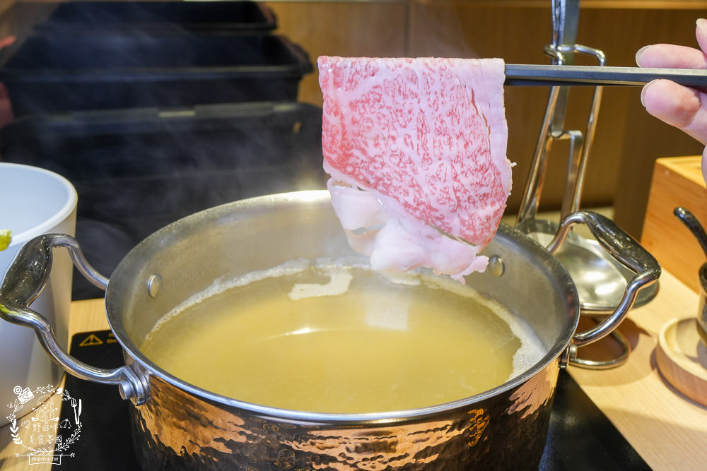 高雄[両鍋極上鍋物]隱藏在承億酒店的高級火鍋!活體龍蝦盛合上桌超霸氣!當日壽星生日幾歲送幾隻蝦