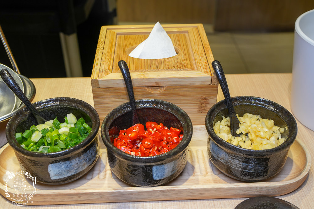 高雄[両鍋極上鍋物]隱藏在承億酒店的高級火鍋!活體龍蝦盛合上桌超霸氣!當日壽星生日幾歲送幾隻蝦