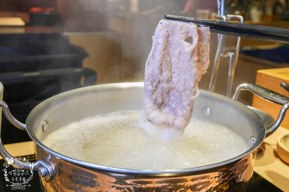 高雄[両鍋極上鍋物]隱藏在承億酒店的高級火鍋!活體龍蝦盛合上桌超霸氣!當日壽星生日幾歲送幾隻蝦