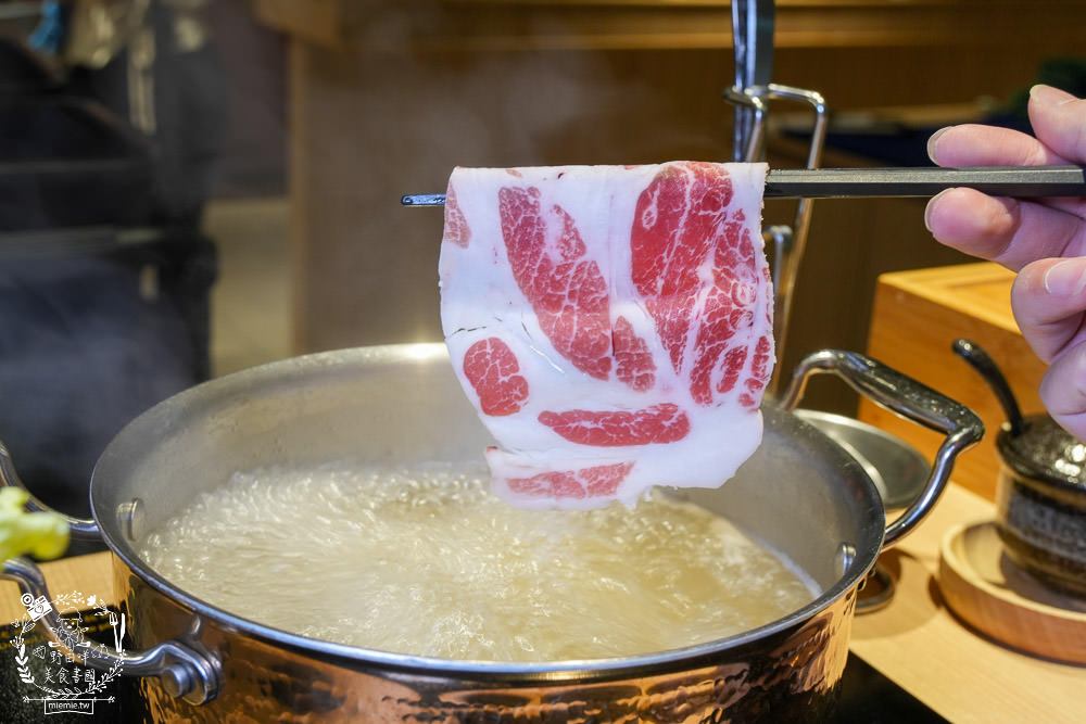 高雄[両鍋極上鍋物]隱藏在承億酒店的高級火鍋!活體龍蝦盛合上桌超霸氣!當日壽星生日幾歲送幾隻蝦