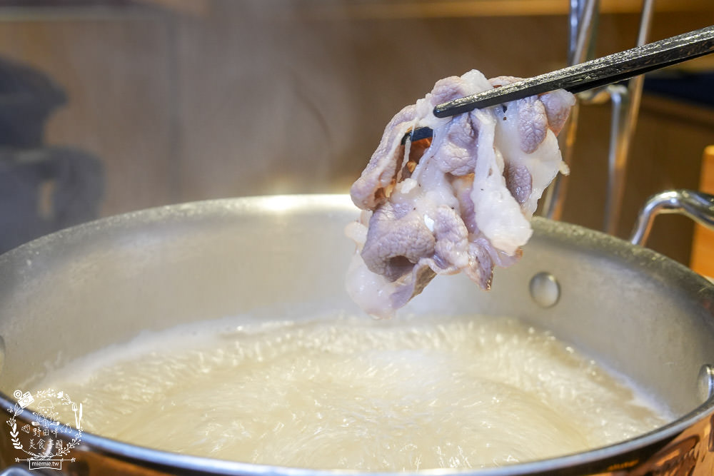 高雄[両鍋極上鍋物]隱藏在承億酒店的高級火鍋!活體龍蝦盛合上桌超霸氣!當日壽星生日幾歲送幾隻蝦