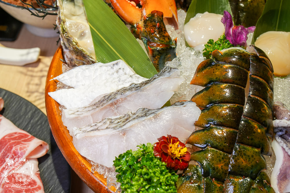 高雄[両鍋極上鍋物]隱藏在承億酒店的高級火鍋!活體龍蝦盛合上桌超霸氣!當日壽星生日幾歲送幾隻蝦