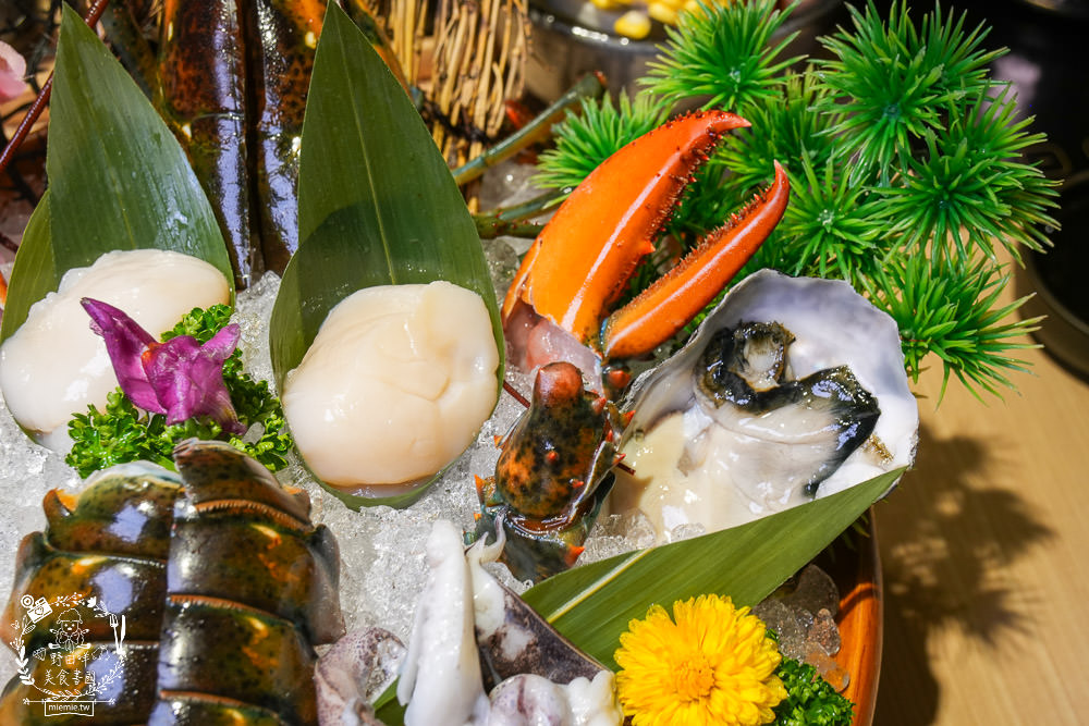 高雄[両鍋極上鍋物]隱藏在承億酒店的高級火鍋!活體龍蝦盛合上桌超霸氣!當日壽星生日幾歲送幾隻蝦