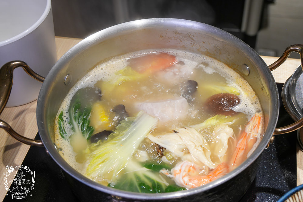 高雄[両鍋極上鍋物]隱藏在承億酒店的高級火鍋!活體龍蝦盛合上桌超霸氣!當日壽星生日幾歲送幾隻蝦