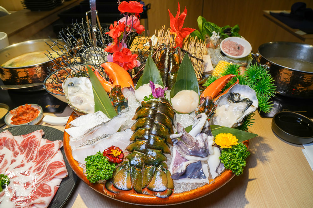 高雄[両鍋極上鍋物]隱藏在承億酒店的高級火鍋!活體龍蝦盛合上桌超霸氣!當日壽星生日幾歲送幾隻蝦