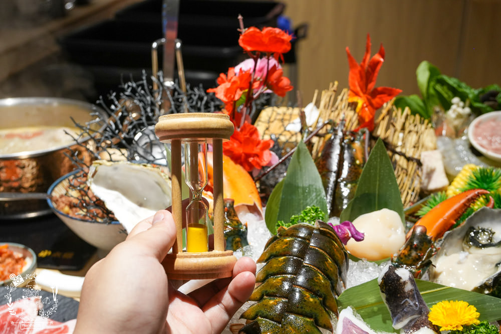 高雄[両鍋極上鍋物]隱藏在承億酒店的高級火鍋!活體龍蝦盛合上桌超霸氣!當日壽星生日幾歲送幾隻蝦