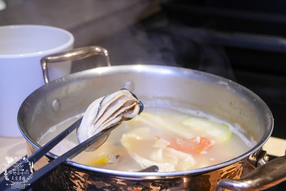 高雄[両鍋極上鍋物]隱藏在承億酒店的高級火鍋!活體龍蝦盛合上桌超霸氣!當日壽星生日幾歲送幾隻蝦