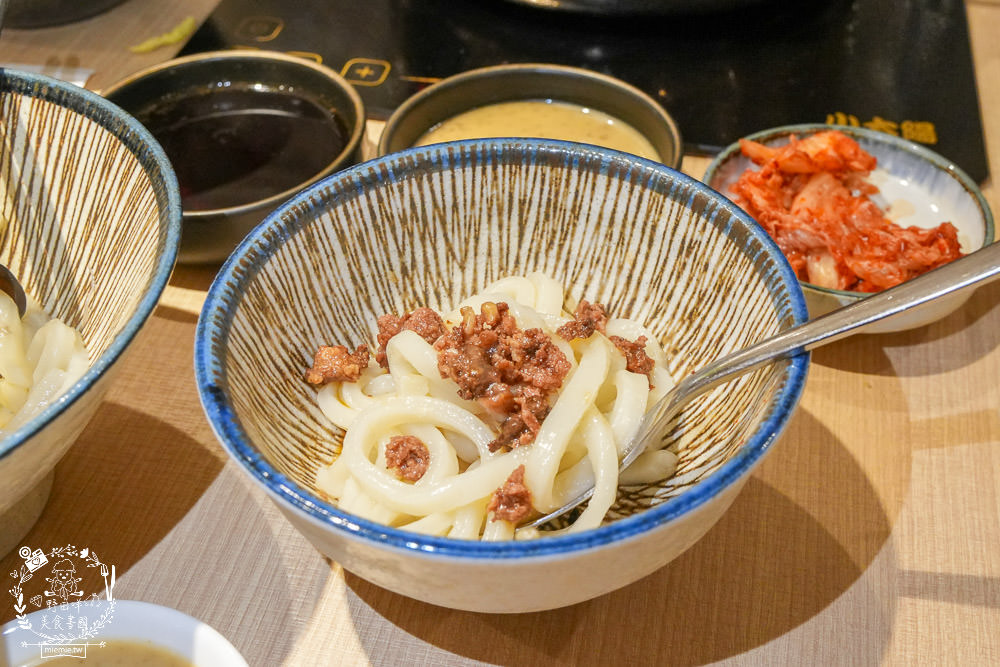 高雄[両鍋極上鍋物]隱藏在承億酒店的高級火鍋!活體龍蝦盛合上桌超霸氣!當日壽星生日幾歲送幾隻蝦