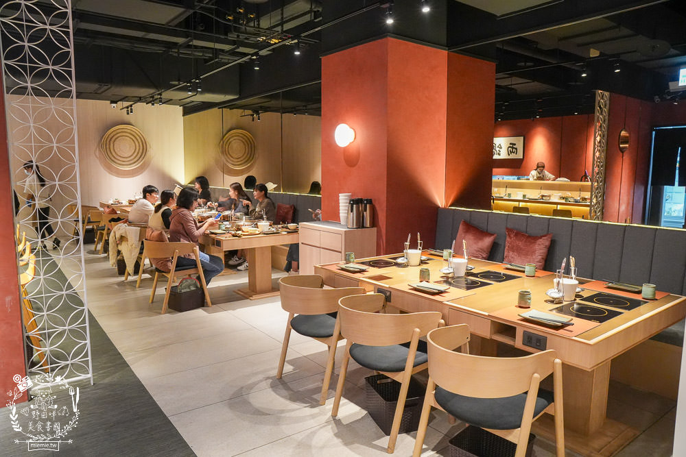 高雄[両鍋極上鍋物]隱藏在承億酒店的高級火鍋!活體龍蝦盛合上桌超霸氣!當日壽星生日幾歲送幾隻蝦