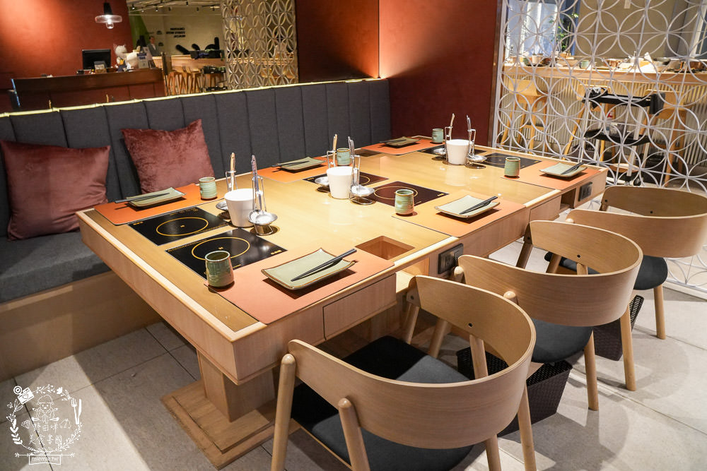 高雄[両鍋極上鍋物]隱藏在承億酒店的高級火鍋!活體龍蝦盛合上桌超霸氣!當日壽星生日幾歲送幾隻蝦