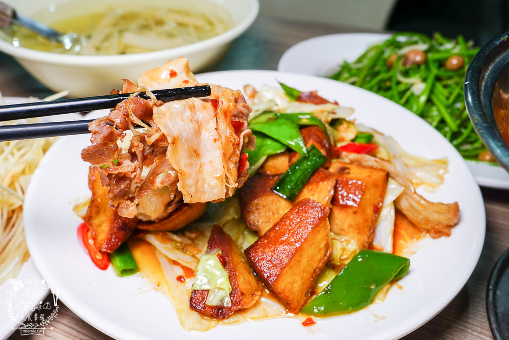 高雄小吃店[ㄚ國鵝肉]鳳山飄香40年的人氣熱炒店!每逢夜晚人潮滿滿的鵝肉店!