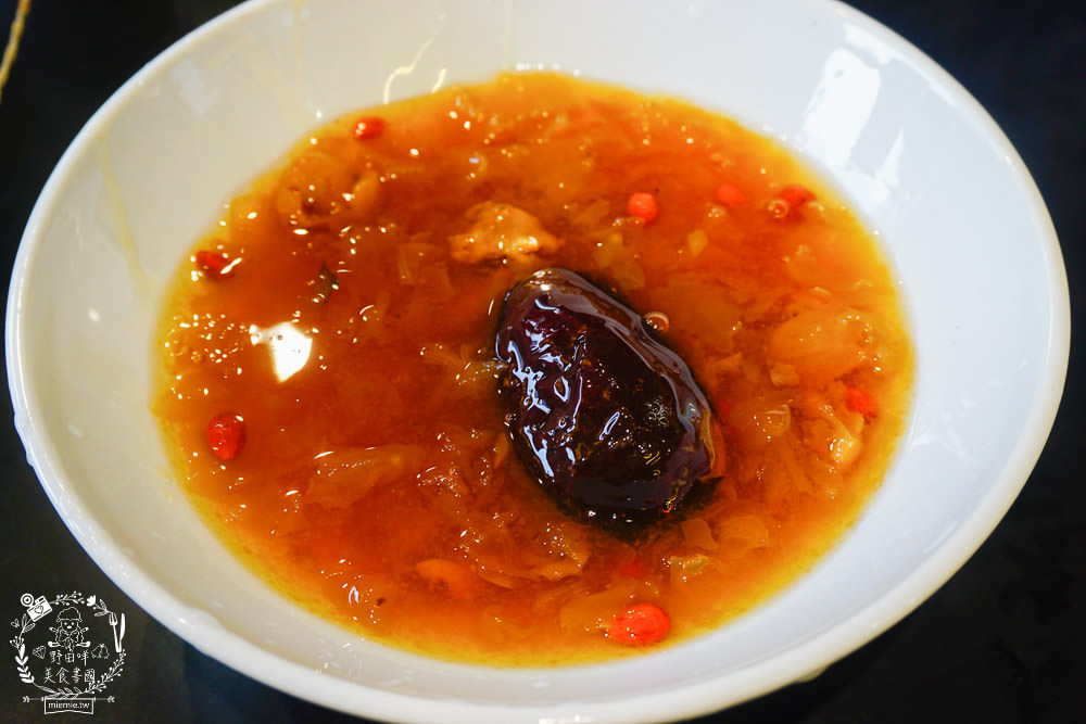 高雄[九記食糖水]學詠春拳法的香港老闆製作的超人氣香甜糖水!符令菜單超有特色!