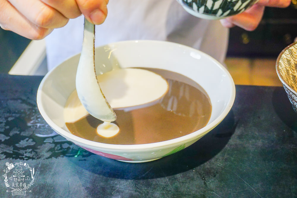 高雄[九記食糖水]學詠春拳法的香港老闆製作的超人氣香甜糖水!符令菜單超有特色!