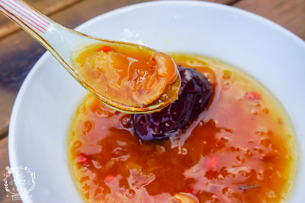 高雄[九記食糖水]學詠春拳法的香港老闆製作的超人氣香甜糖水!符令菜單超有特色!