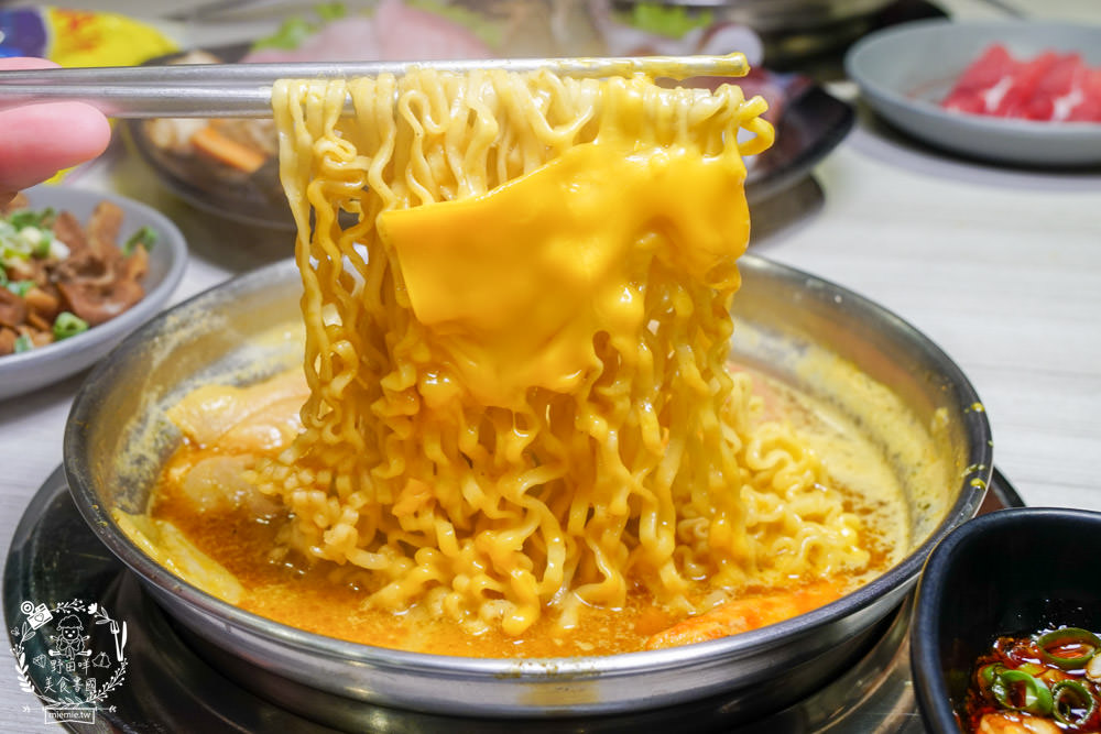 高雄火鍋|九鼎鍋文龍店|鳳山24小時營業的火鍋店!最低150元就能主食、飲料、冰品與點心爽爽吃到飽?