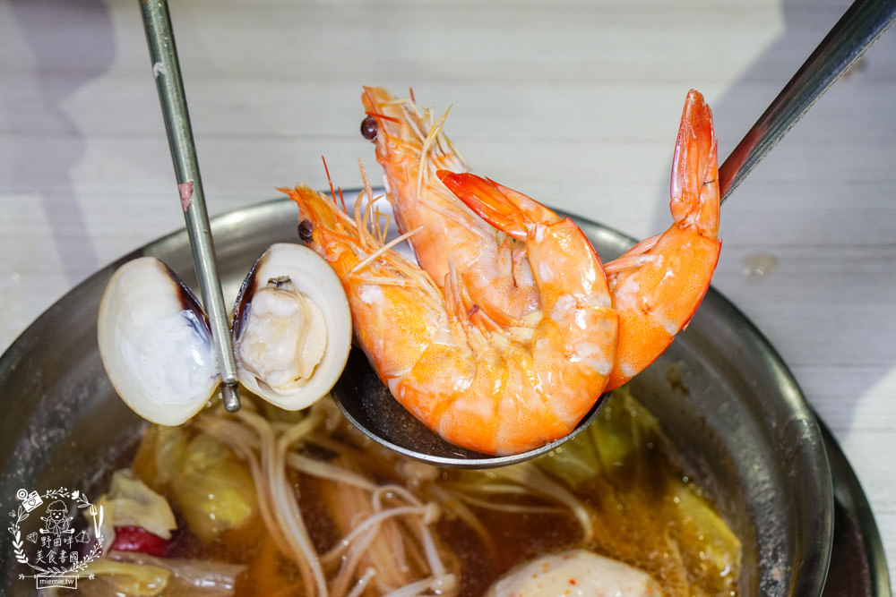 高雄火鍋|九鼎鍋文龍店|鳳山24小時營業的火鍋店!最低150元就能主食、飲料、冰品與點心爽爽吃到飽?