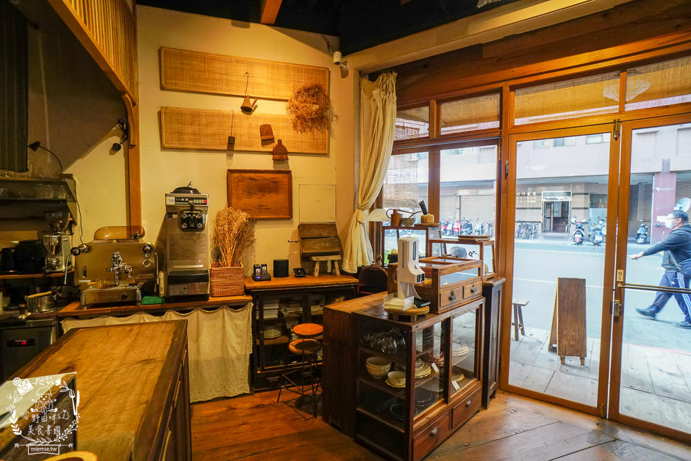 高雄[二雄咖啡廳]隱藏在市區的懷舊日式裝潢咖啡廳!精緻甜點與哆啦A夢飲料超特別~