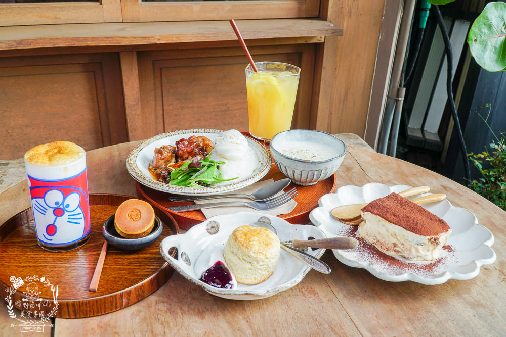 高雄[二雄咖啡廳]隱藏在市區的懷舊日式裝潢咖啡廳!精緻甜點與哆啦A夢飲料超特別~