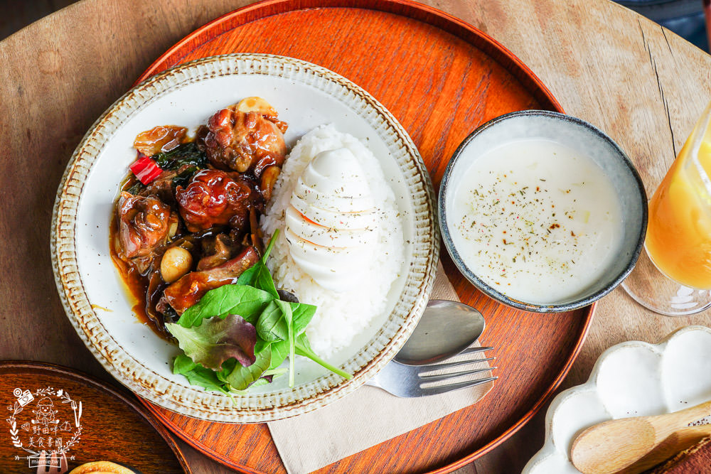 高雄[二雄咖啡廳]隱藏在市區的懷舊日式裝潢咖啡廳!精緻甜點與哆啦A夢飲料超特別~