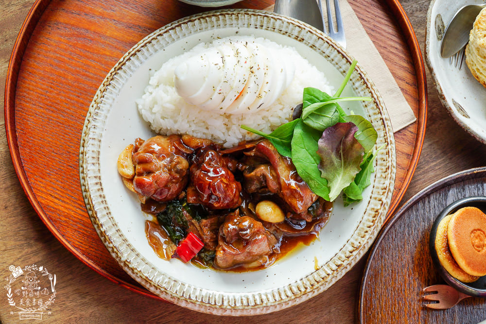 高雄[二雄咖啡廳]隱藏在市區的懷舊日式裝潢咖啡廳!精緻甜點與哆啦A夢飲料超特別~