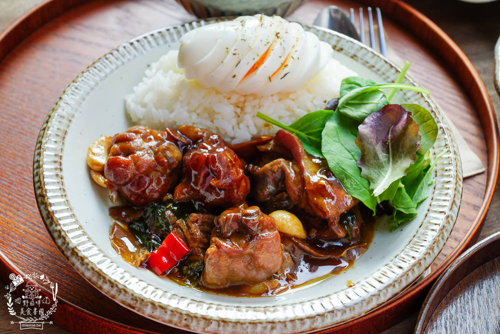 高雄[二雄咖啡廳]隱藏在市區的懷舊日式裝潢咖啡廳!精緻甜點與哆啦A夢飲料超特別~