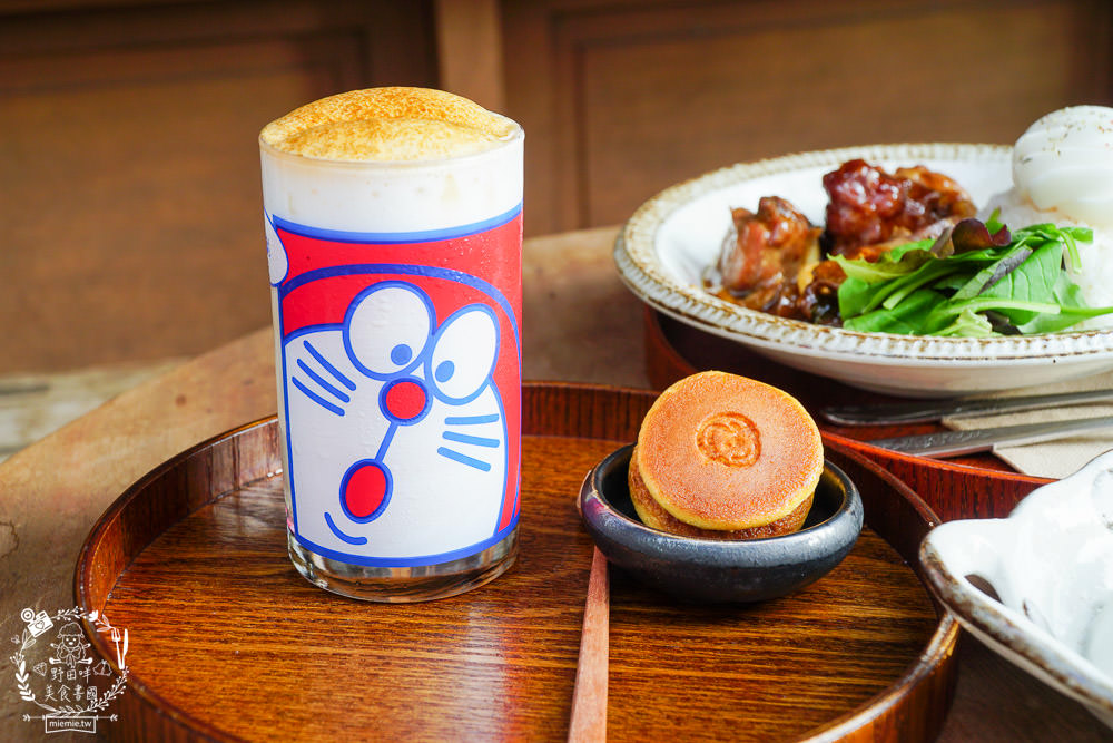 高雄[二雄咖啡廳]隱藏在市區的懷舊日式裝潢咖啡廳!精緻甜點與哆啦A夢飲料超特別~
