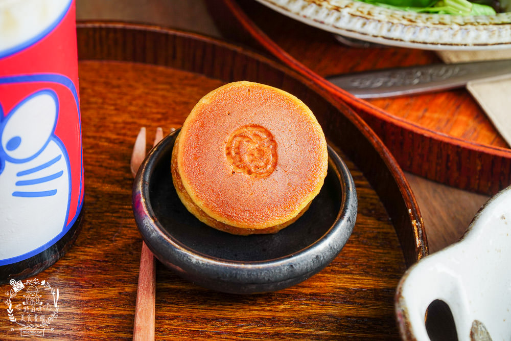 高雄[二雄咖啡廳]隱藏在市區的懷舊日式裝潢咖啡廳!精緻甜點與哆啦A夢飲料超特別~