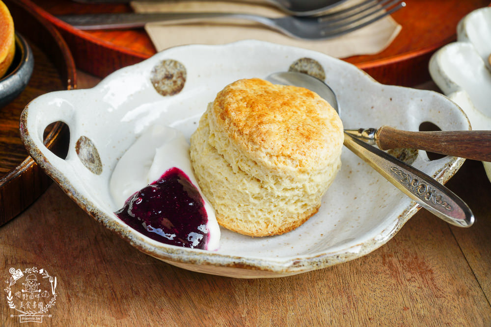 高雄[二雄咖啡廳]隱藏在市區的懷舊日式裝潢咖啡廳!精緻甜點與哆啦A夢飲料超特別~