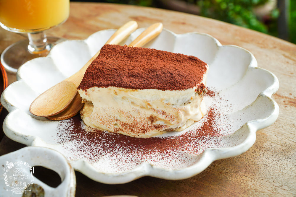 高雄[二雄咖啡廳]隱藏在市區的懷舊日式裝潢咖啡廳!精緻甜點與哆啦A夢飲料超特別~