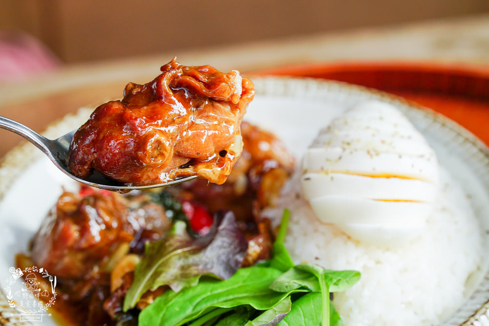 高雄[二雄咖啡廳]隱藏在市區的懷舊日式裝潢咖啡廳!精緻甜點與哆啦A夢飲料超特別~