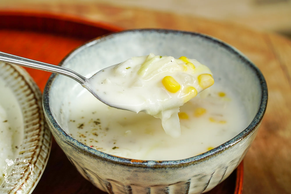 高雄[二雄咖啡廳]隱藏在市區的懷舊日式裝潢咖啡廳!精緻甜點與哆啦A夢飲料超特別~