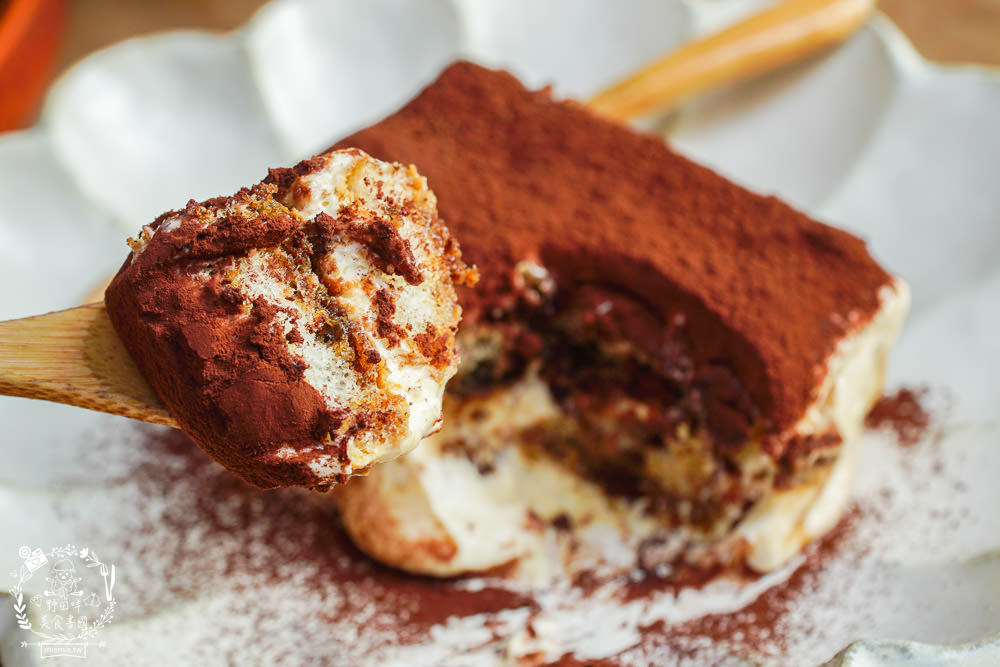 高雄[二雄咖啡廳]隱藏在市區的懷舊日式裝潢咖啡廳!精緻甜點與哆啦A夢飲料超特別~