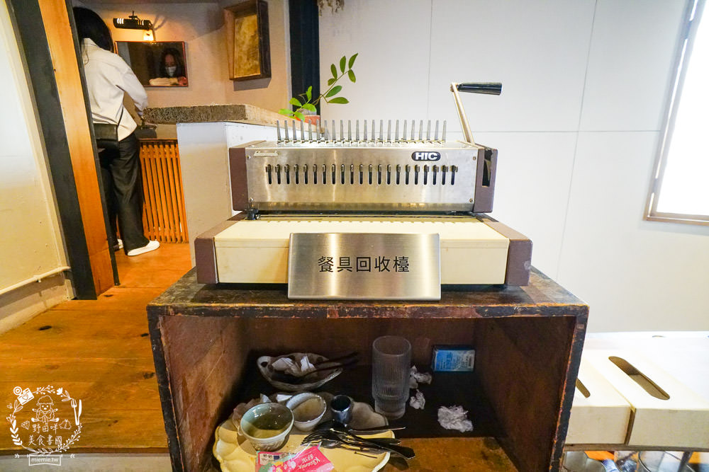 高雄[二雄咖啡廳]隱藏在市區的懷舊日式裝潢咖啡廳!精緻甜點與哆啦A夢飲料超特別~