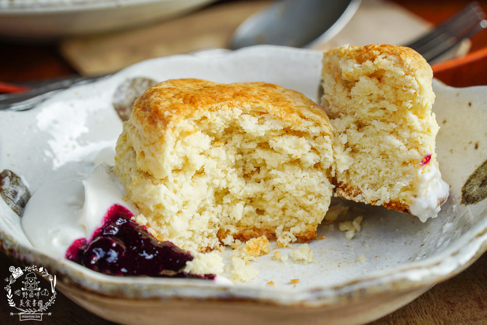 高雄[二雄咖啡廳]隱藏在市區的懷舊日式裝潢咖啡廳!精緻甜點與哆啦A夢飲料超特別~