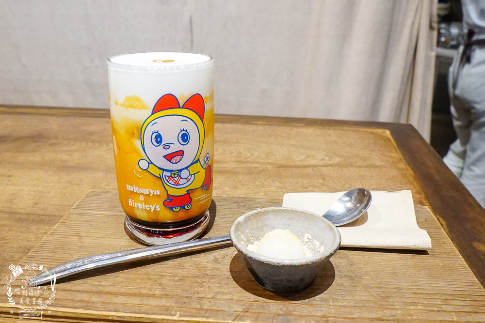 高雄[二雄咖啡廳]隱藏在市區的懷舊日式裝潢咖啡廳!精緻甜點與哆啦A夢飲料超特別~