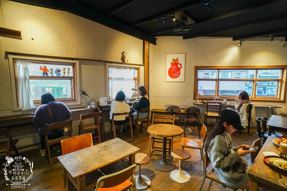 高雄[二雄咖啡廳]隱藏在市區的懷舊日式裝潢咖啡廳!精緻甜點與哆啦A夢飲料超特別~