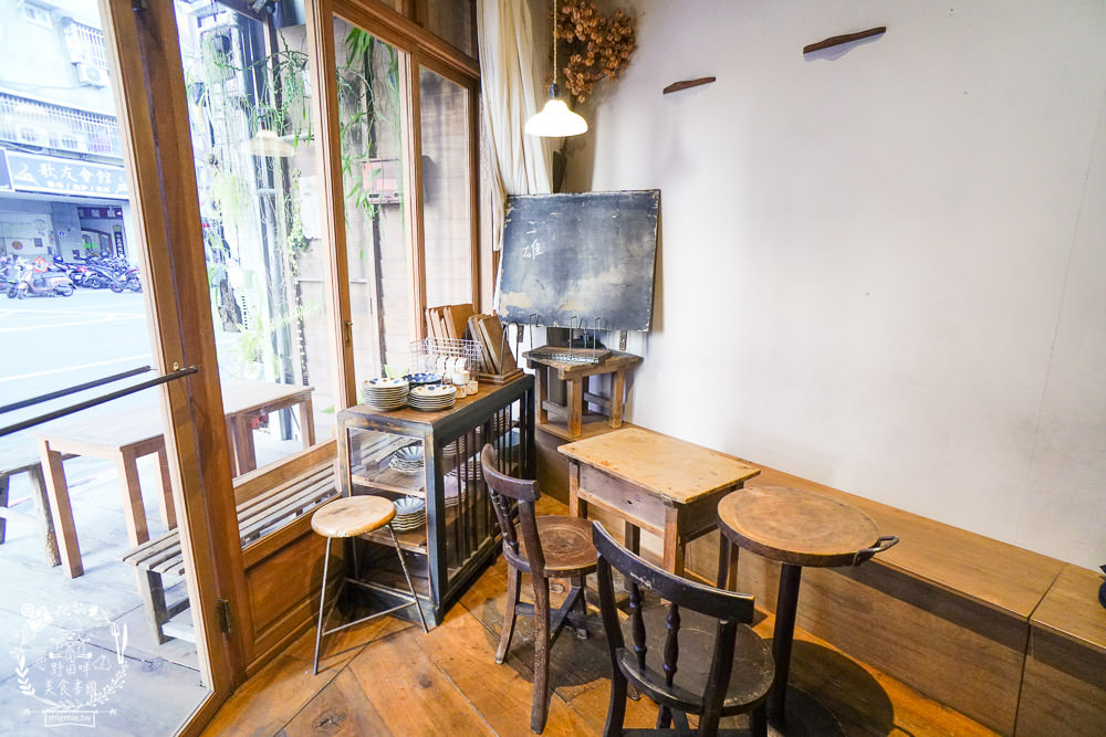 高雄[二雄咖啡廳]隱藏在市區的懷舊日式裝潢咖啡廳!精緻甜點與哆啦A夢飲料超特別~