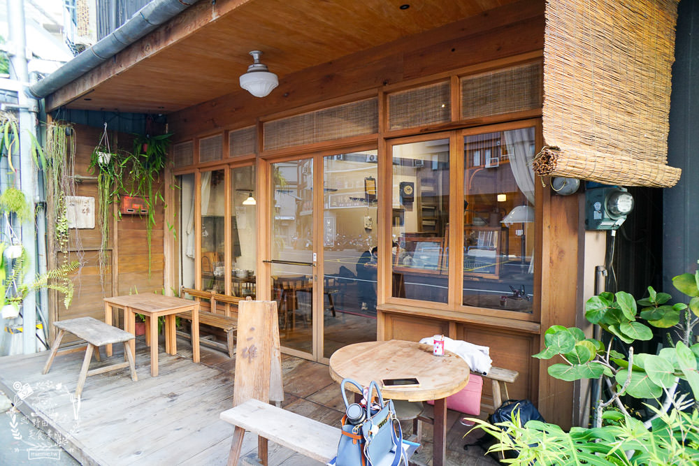 高雄[二雄咖啡廳]隱藏在市區的懷舊日式裝潢咖啡廳!精緻甜點與哆啦A夢飲料超特別~