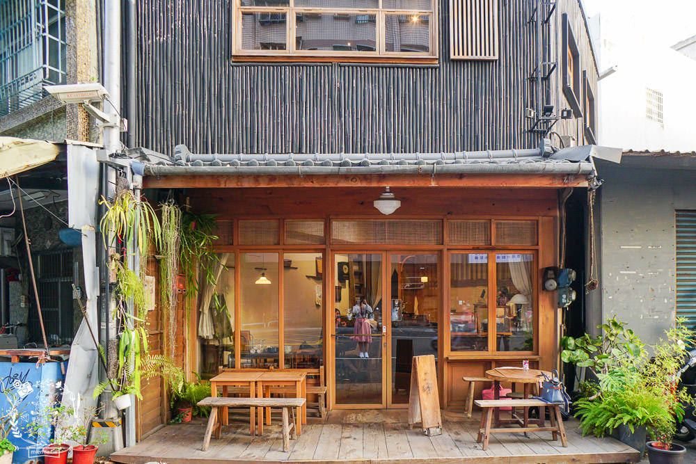 高雄[二雄咖啡廳]隱藏在市區的懷舊日式裝潢咖啡廳!精緻甜點與哆啦A夢飲料超特別~