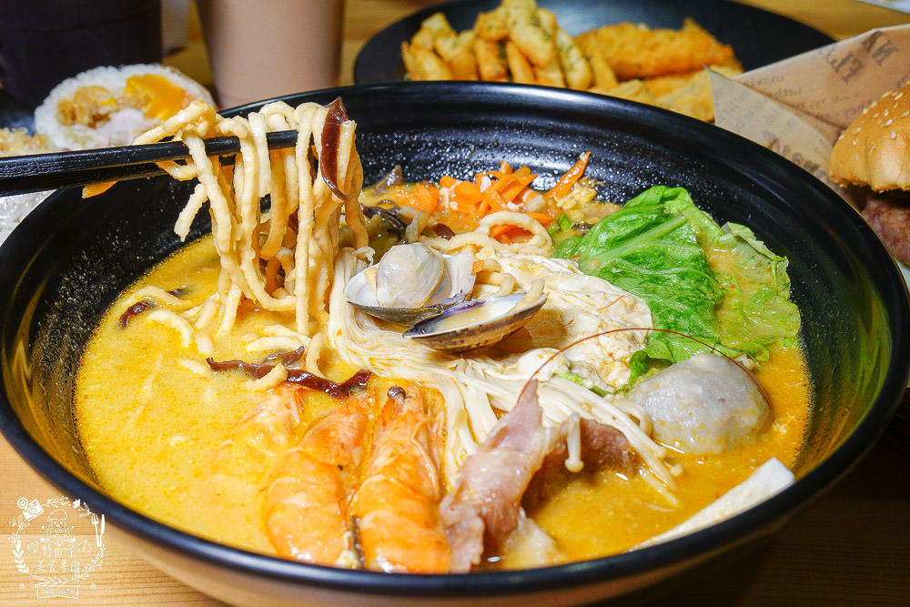 五分鐘找餐|高雄吃一次就會愛上的澎湃本丸!鍋燒麵真材實料超用心!